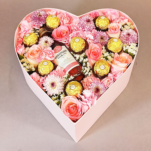 Caja forma corazon con flores, chocolates y vino 3048