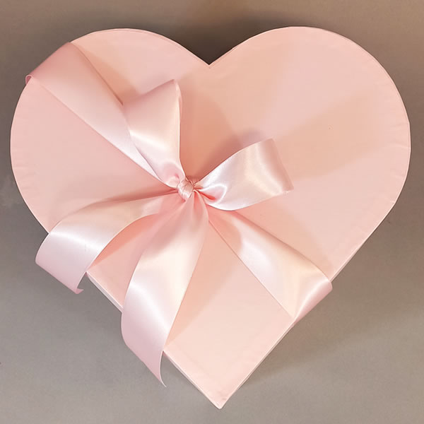Caja con forma de corazon color rosa con chocoltes ferreros, rosas y vino 3049