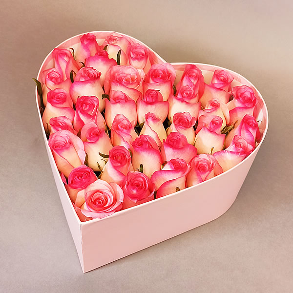 Arreglo de rosas rosa en caja forma corazon 3051