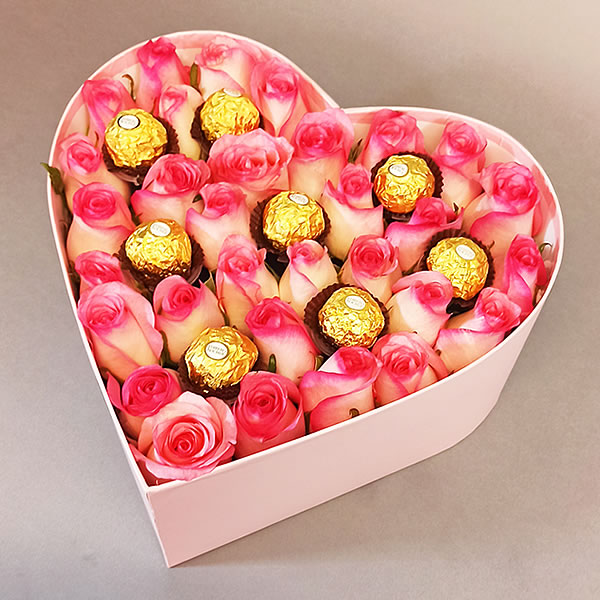 Chocolates en caja color rosa de forma corazon y rosas rosa 3056