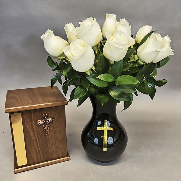24 rosas blancas en florero con cruz 3080