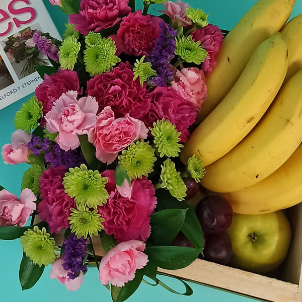 Caja de madera con fruta y flores pink 3152