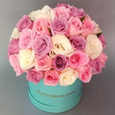 Arreglo Tiffany con rosas lila, blancas y rosa 3240