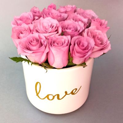 Arreglo en base love con rosas pink 3244