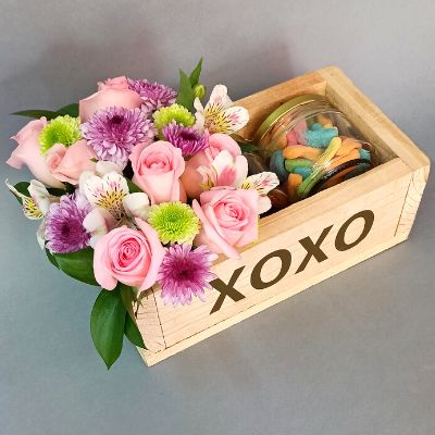 Flores combinadas y jars en caja xoxo 3256