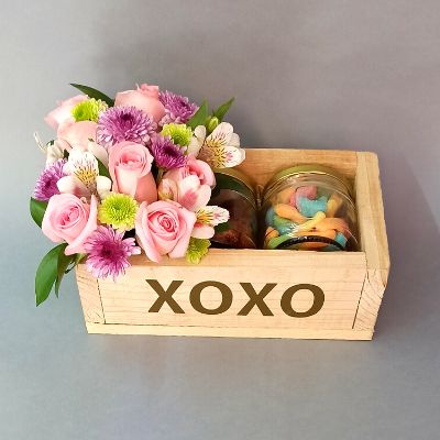 Caja XOXO con flores and candy 3255