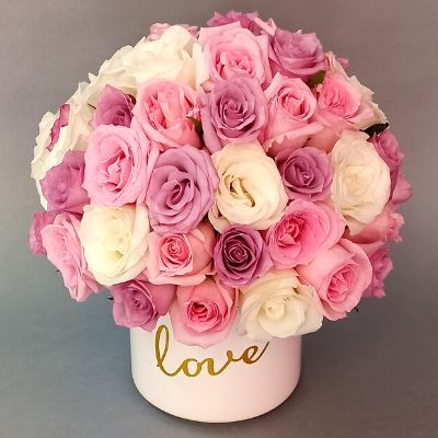 Arreglo esfera con rosas lila, rosa y blancas 3261