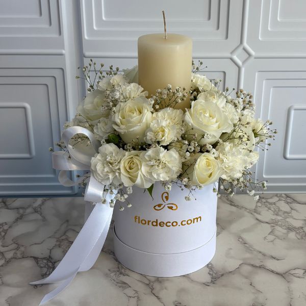 Arreglo de flores blancas con cirio 3658