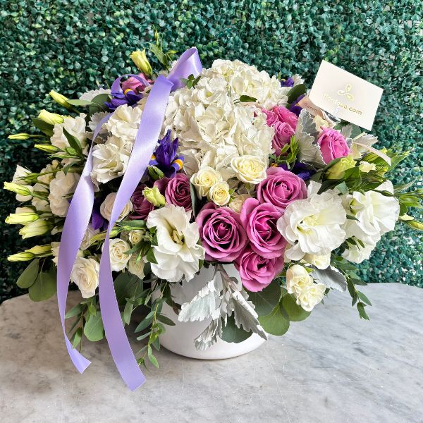 Arreglo floral en tonos lilas y blancos 3786