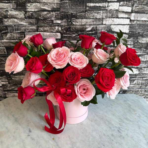 Caja floral con rosas rojas y rosas 3685