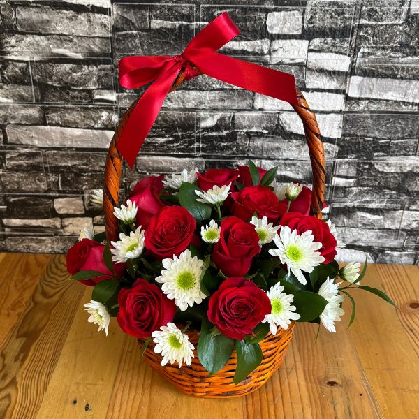 Canasta con 12 rosas rojas 3730