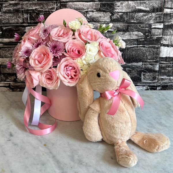 Conejito de peluche en caja de flores 3682