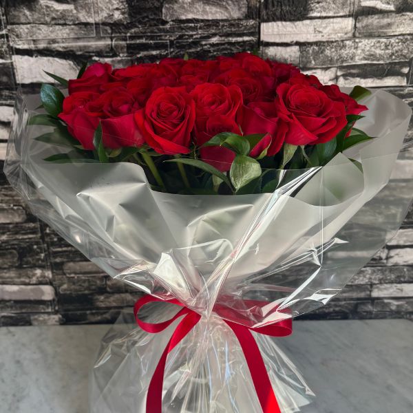 Ramo con 50 rosas rojas en papeles decorativos 3700