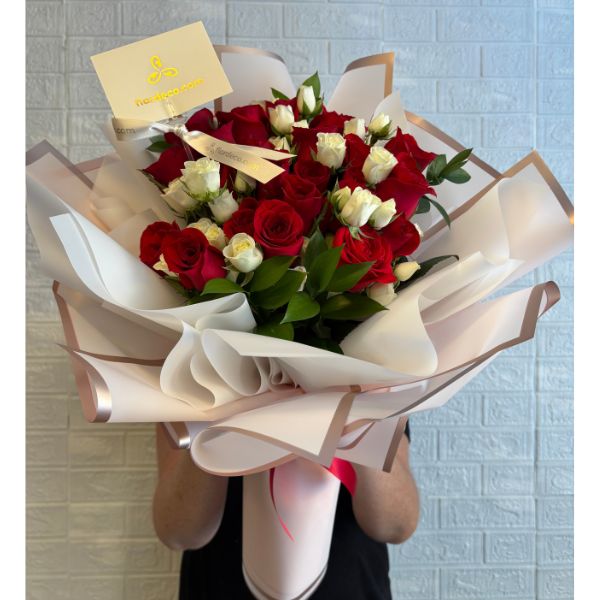 Ramo de rosas rojas y mini rosas 3799