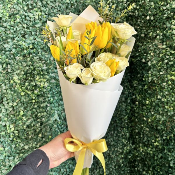 Ramo de tulipanes amarillos con mini rosas 3940