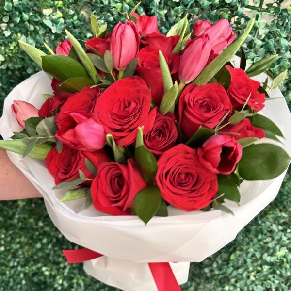 tulipanesrojosyrosasenramo 3910