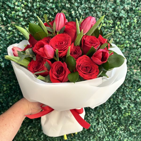 Ramo rojo de tulipanes y rosas 3909