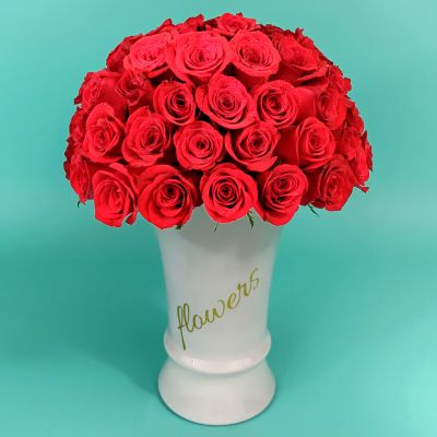 Hermoso arreglo de rosas rojas en pave en base blanca 3431